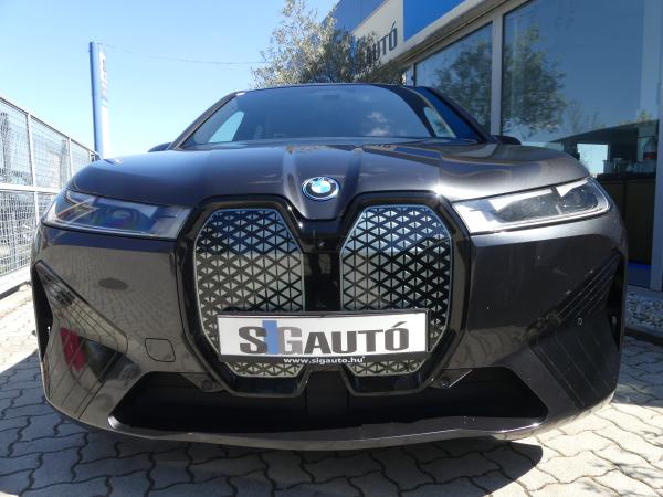 BMW IX xDrive40 74,1kWh Friss szerviz.Head Up.Led.Pan.Te.Sport.D.Klima.Űl.Fű.V.Horog.360.kamera.Navi.Bőr